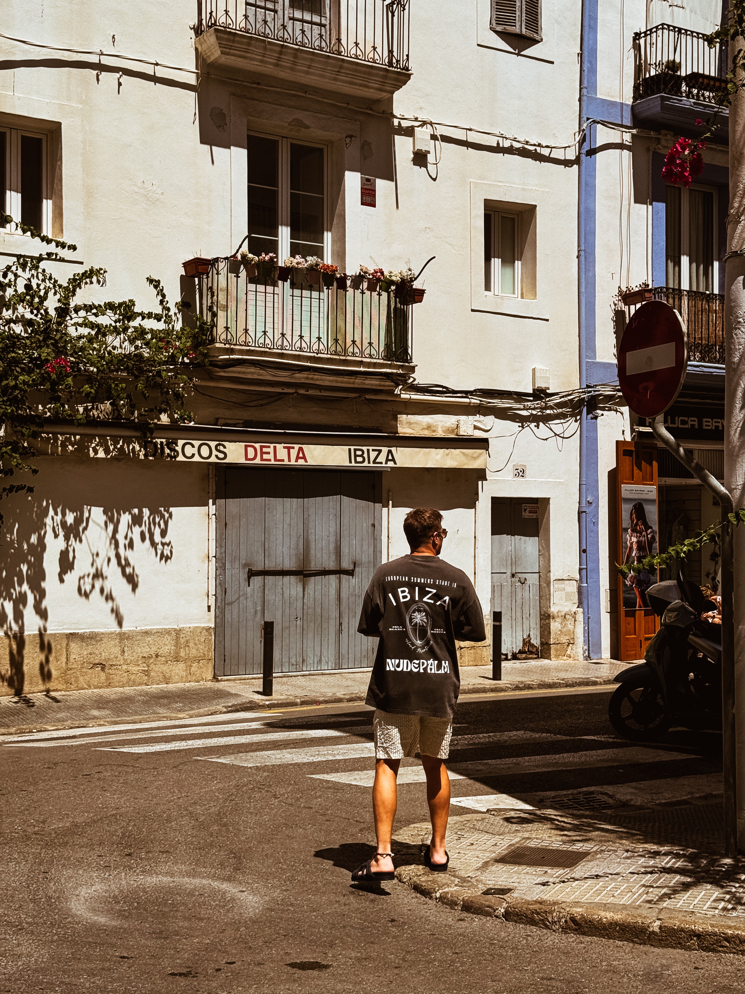 ICONIC IBIZA ISLAND T - SUN SOAKED BLACK
